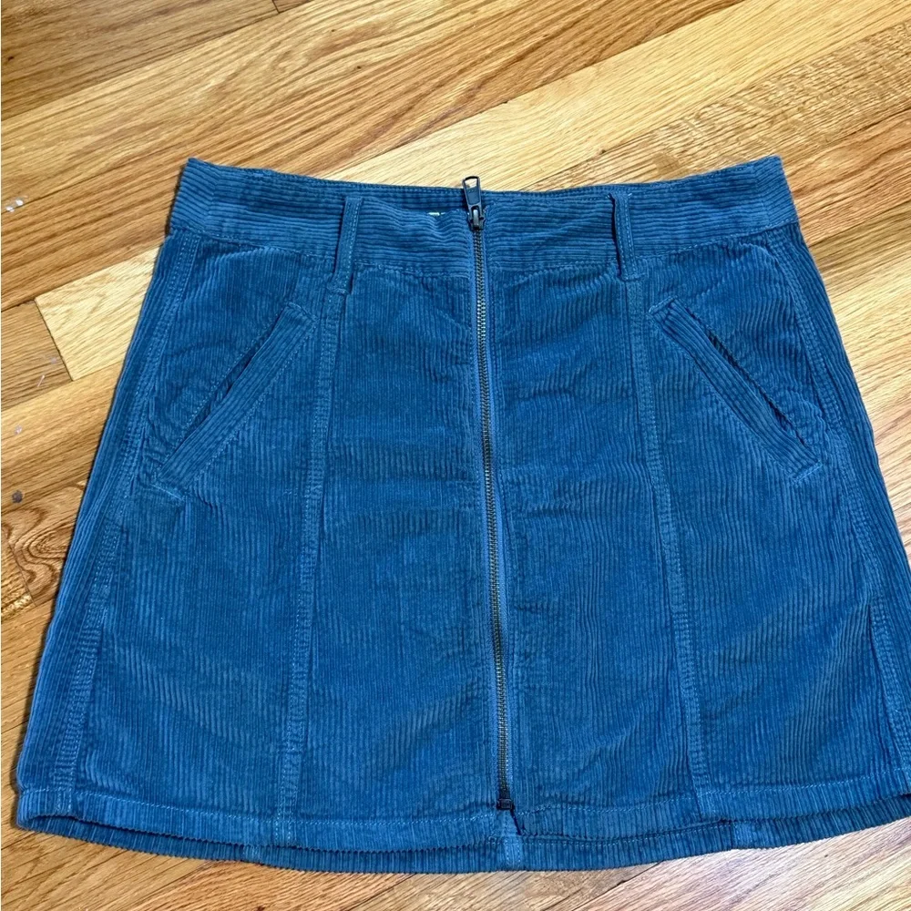 American Eagle  Zip Front Corduroy Skirt Size 6‎